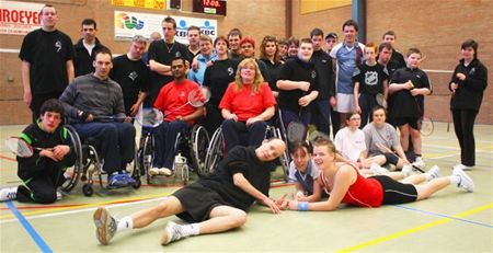 G-badmintonspelers van Smash BC tijdens een training